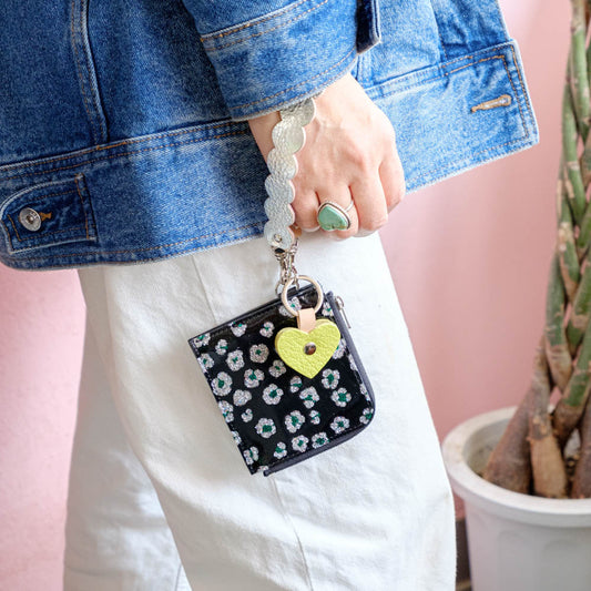 シンプルな服装に、革の小物で「らしさ」を出すには？